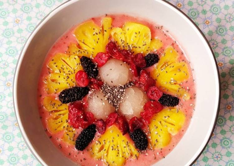 Cara Mudah Menyiapkan Berry smoothie bowl yang Enak Banget