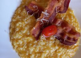Orez cu dovleac și bacon crocant