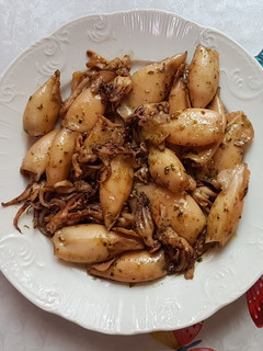 Una foto de Calamares con un chorrito de cerveza