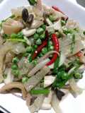 ผัดหนังหมูปลาหมึกกรอบ