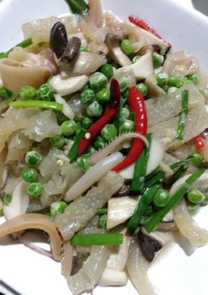 รูปของ ผัดหนังหมูปลาหมึกกรอบ