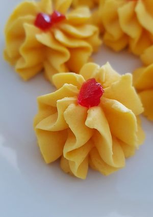 A picture of Cheesy Yellow Dahlia.