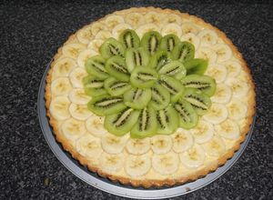 Una foto de Tarta de bananas y kiwi con crema pastelera