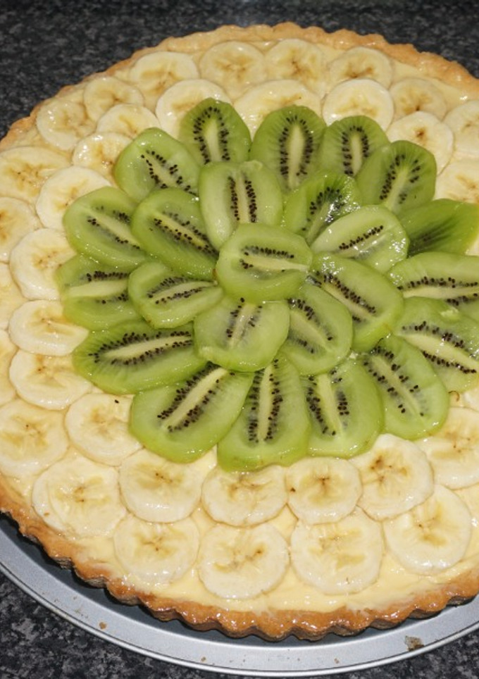 Una foto de Tarta de bananas y kiwi con crema pastelera
