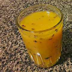 Una foto de Jugo de maracuyá, banana y manzana