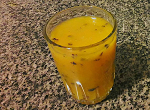 Una foto de Jugo de maracuyá, banana y manzana