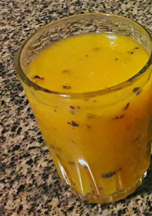 Una foto de Jugo de maracuyá, banana y manzana
