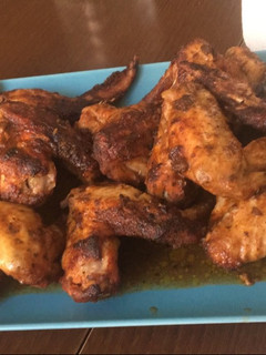 Una foto de Alitas de pollo adobadas