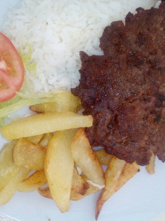 Una foto de Apanado con papas fritas