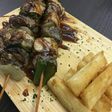 Pinchos mixtos a la parrilla con yuca.🍡🍢