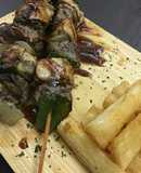 Pinchos mixtos a la parrilla con yuca.🍡🍢