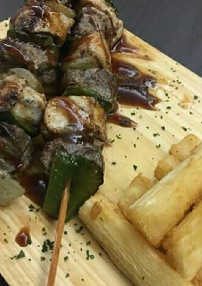 Una foto de Pinchos mixtos a la parrilla con yuca.🍡🍢
