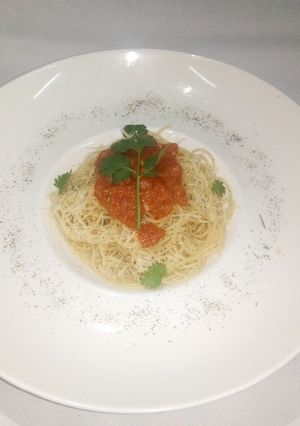 A picture of Spaghetti with tomatoe concase.