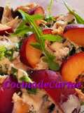 Ensalada de brotes con pollo, ciruela y salsa César