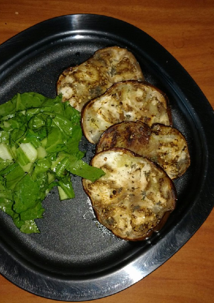 Una foto de Berenjenas y ensalada de acelga