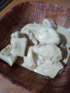 Una foto de Pollo con albahaca y romero en salsa de mostaza