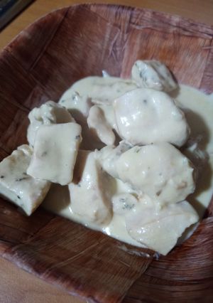 Una foto de Pollo con albahaca y romero en salsa de mostaza