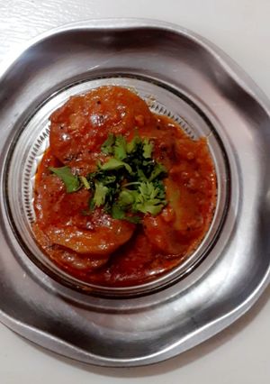 ભરેલા દૂધી બટાકા નું શાક (Stuffed Dudhi Bataka Shak Recipe In Gujarati) રેસીપી મુખ્ય ફોટો