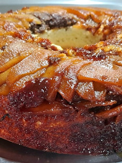 Una foto de Budín acaramelado de peras con cremoso de banana, coco y chocolate