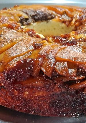 Una foto de Budín acaramelado de peras con cremoso de banana, coco y chocolate