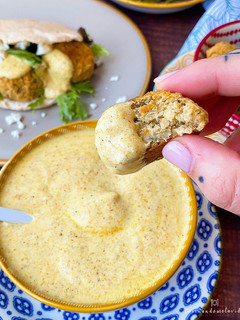 Una foto de Falafels con salsa de queso fresco al curry