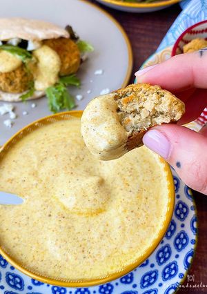 Una foto de Falafels con salsa de queso fresco al curry