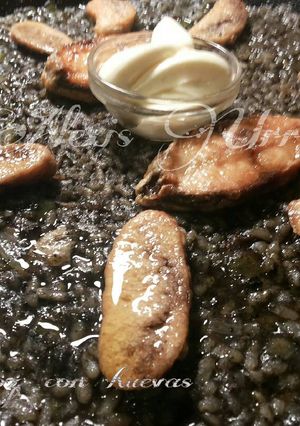 Foto principal de Arroz con sepia en su tinta y huevas de merluza