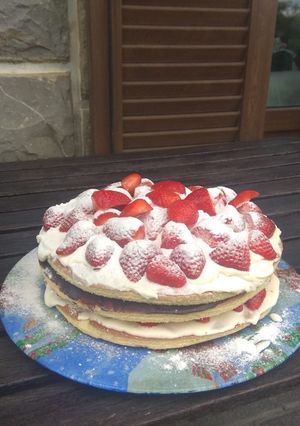 Una foto de Tarta de fresas 🍰🍰