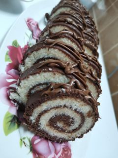 صورة لوصفة حلوى سويسرول الباونتي سهله وسريعه وراقيه ولذيذه 🍬🍫🥥