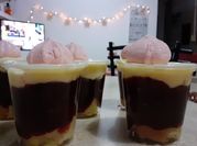 Una foto de fresas con crema en vaso