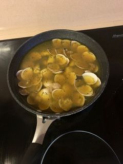 Una foto de Almejas en salsa