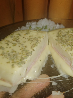 Una foto de Pastel de fuente de jamón y queso