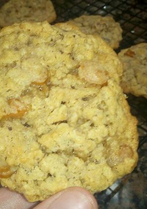 A picture of Caramel and Pecan Oatmeal Cookies.