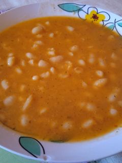 Una foto de Guiso de alubias en olla exprés