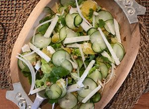 Una foto de Ensalada de jícama y lechuga