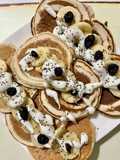 Pancakes con yogurt, banana, mirtilli essiccati e chia