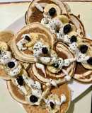 Pancakes con yogurt, banana, mirtilli essiccati e chia