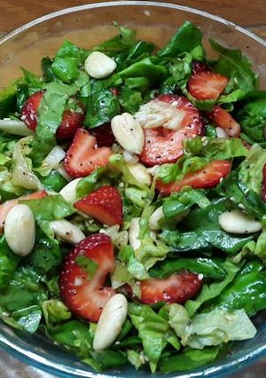 Una foto de Ensalada verde con frutillas y almendras (con tip)