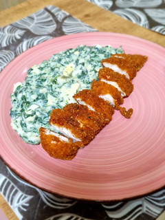 Una foto de Pollo con espinacas y bechamel