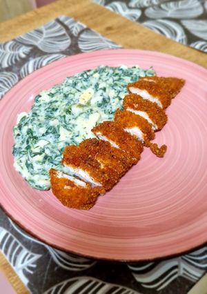 Una foto de Pollo con espinacas y bechamel
