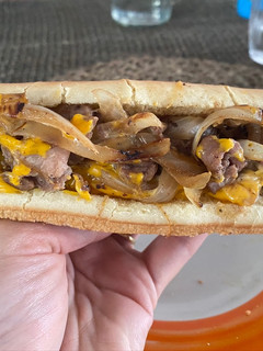 Una foto de Philly cheesesteak sándwich