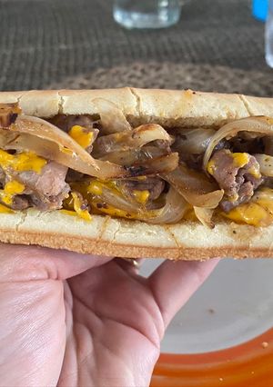 Una foto de Philly cheesesteak sándwich