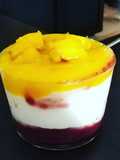 Yogurt de mango y mermelada de frambuesa