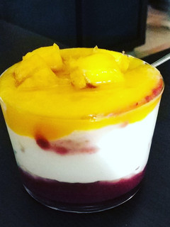 Una foto de Yogurt de mango y mermelada de frambuesa