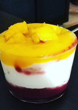 Una foto de Yogurt de mango y mermelada de frambuesa