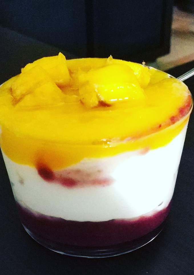 Una foto de Yogurt de mango y mermelada de frambuesa