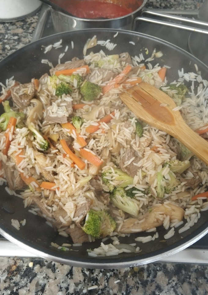 Una foto de Arroz con ternera y verduras al wok