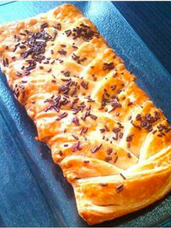 Una foto de Trenza de hojaldre y chocolate negro
