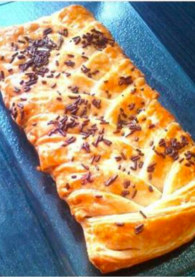 Una foto de Trenza de hojaldre y chocolate negro
