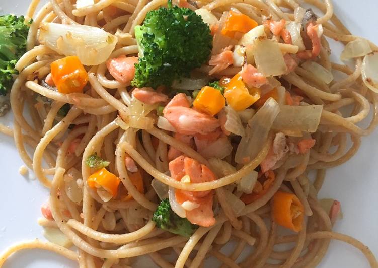 Spaghetti salmon cabe rawit